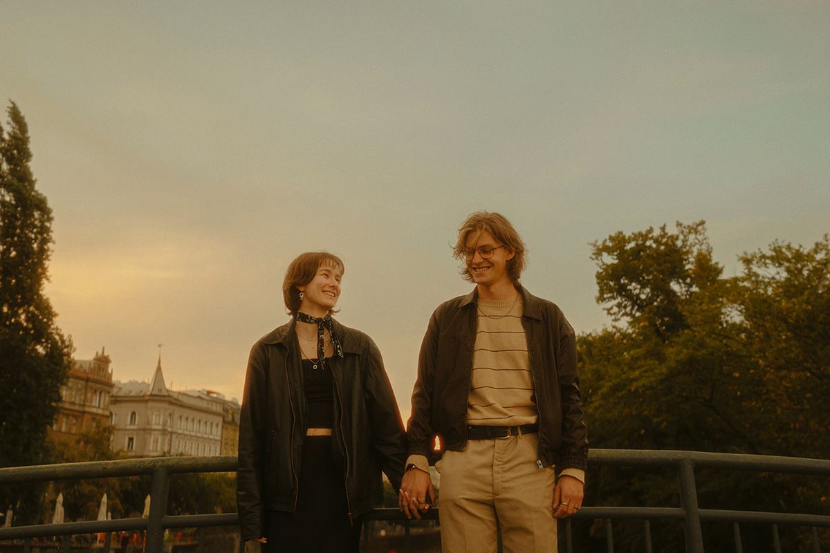 12+ romantische Fotoshooting-Ideen für Paare, die man 2025 zu Hause ausprobieren kann