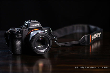Difference Between Mirrorless and DSLR | Buyer’s Guide 2025 - Sony mirrorless camera on a wooden surface.