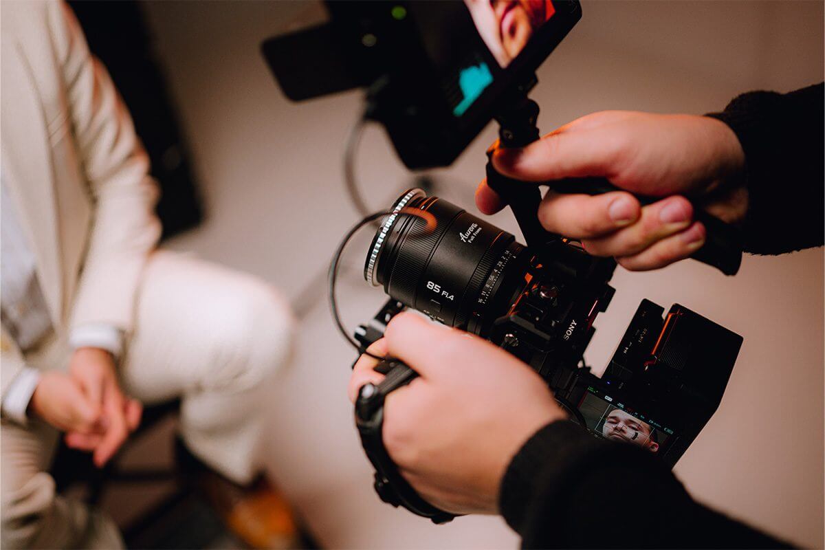 Compact vs. Full-Frame: Camera Size Comparison with Lenses